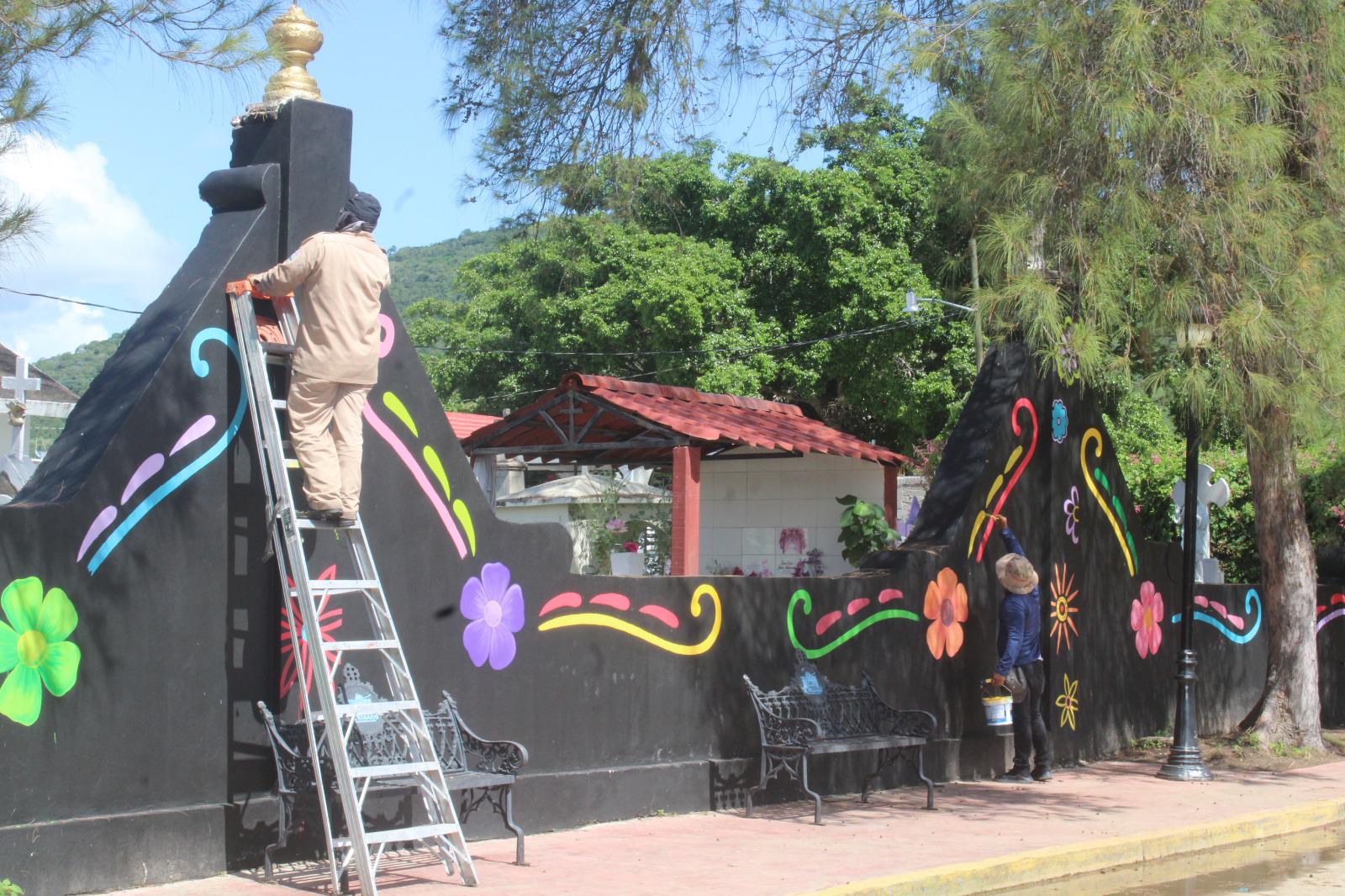 $!Renuevan fachada del panteón San Juan en El Rosario con motivos de Día de Muertos