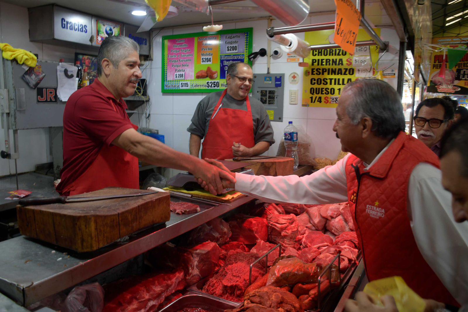 $!Estrada Ferreiro hace recorrido por los mercados Garmendia y de las Flores
