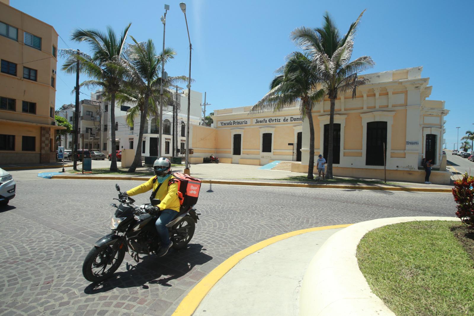 $!Afuera de la Primaria Josefa Ortiz de Domínguez no hay señalética ni pasos peatonales.