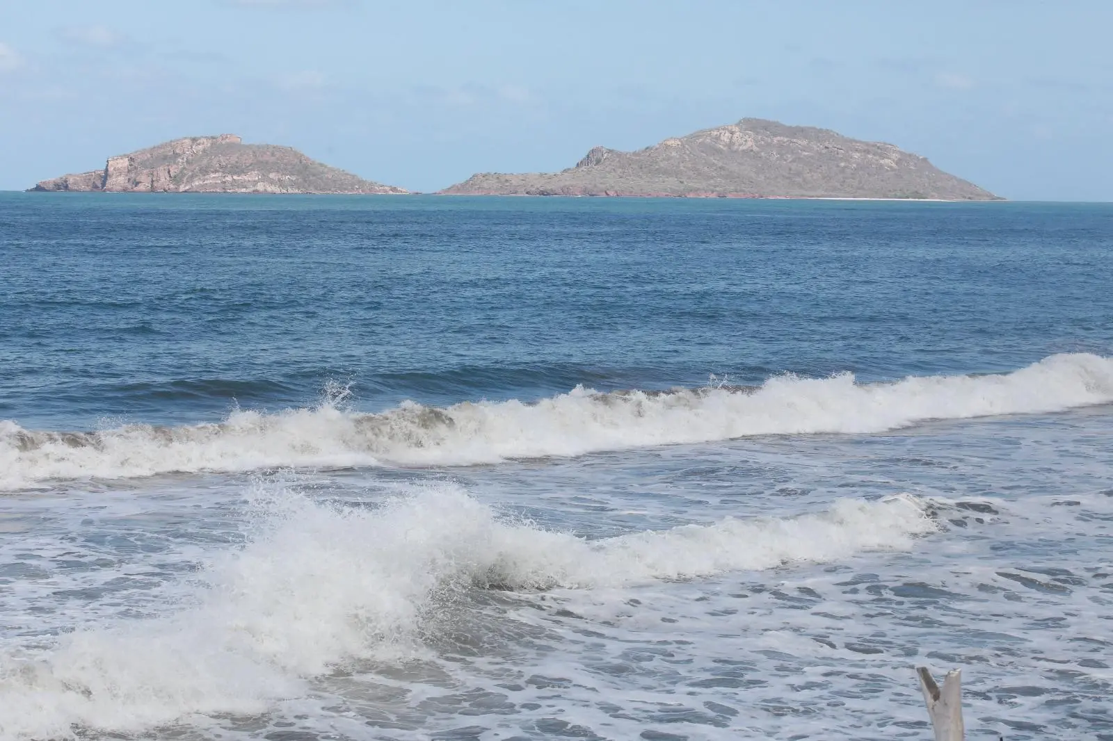 $!Mar de fondo persiste este domingo en Mazatlán; salvavidas extreman precauciones