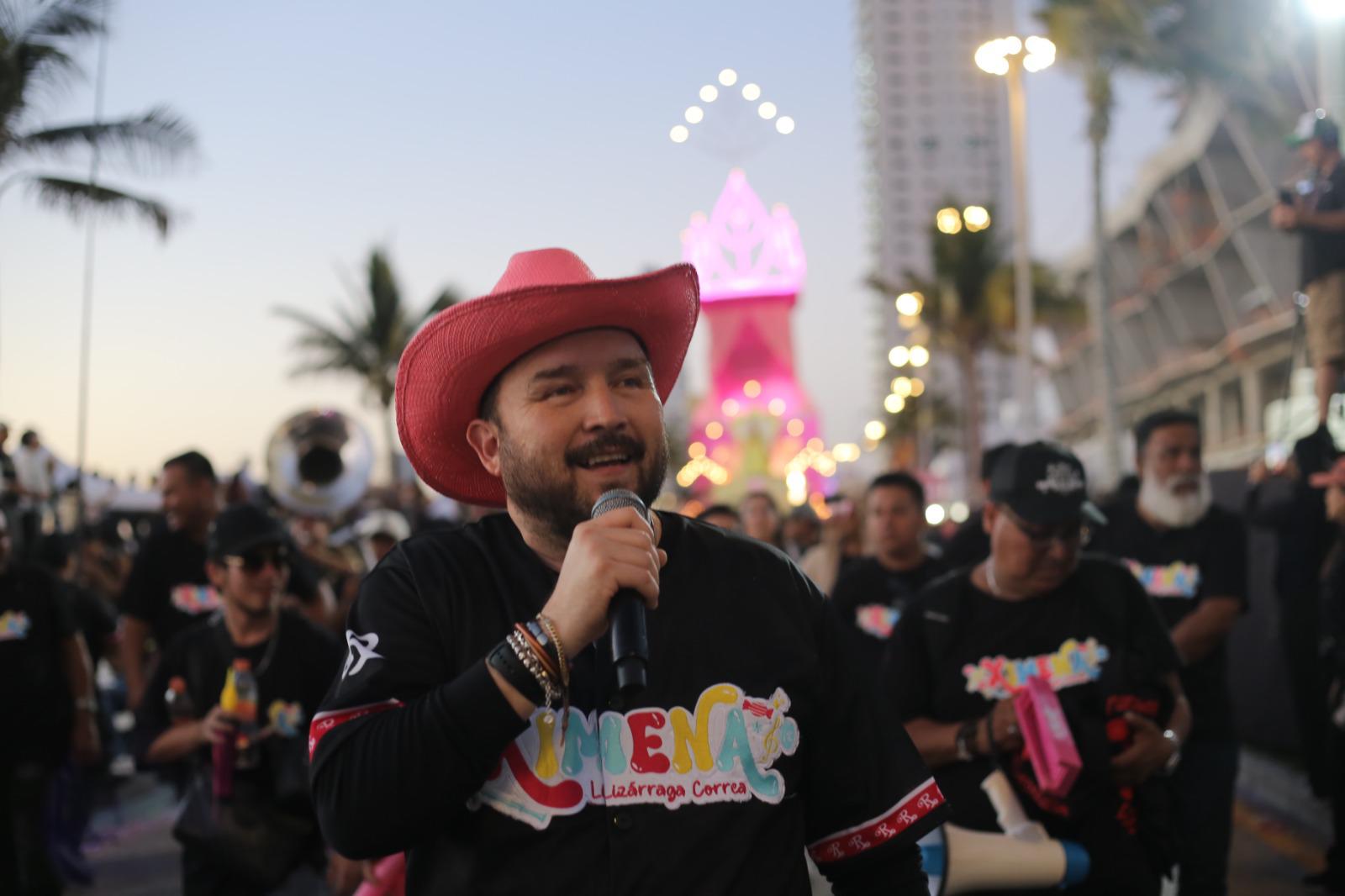 $!Poncho Lizárraga, líder de la Banda El Recodo, avanzó por la avenida Del Mar al pie del carro alegórico donde desfiló su hija Ximena II, Reina de la Poesía del Carnaval 2025.