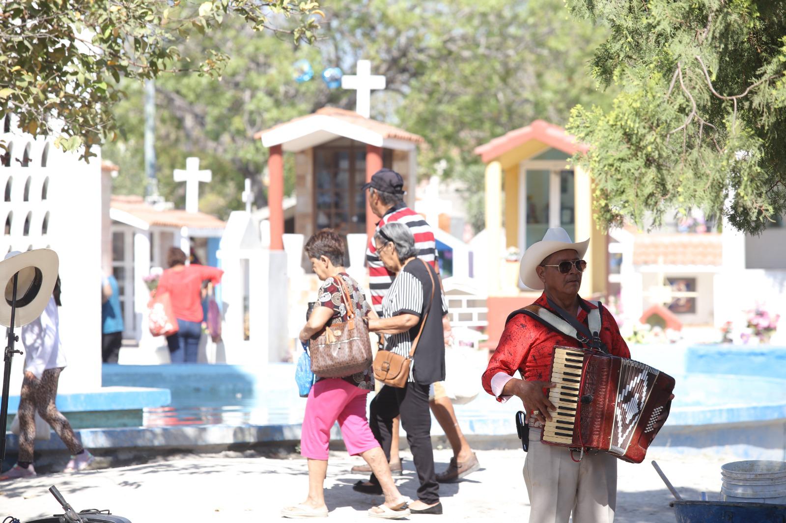 $!Acuden centenares de personas a dejar flores en panteones este Día de las Madres, en Mazatlán