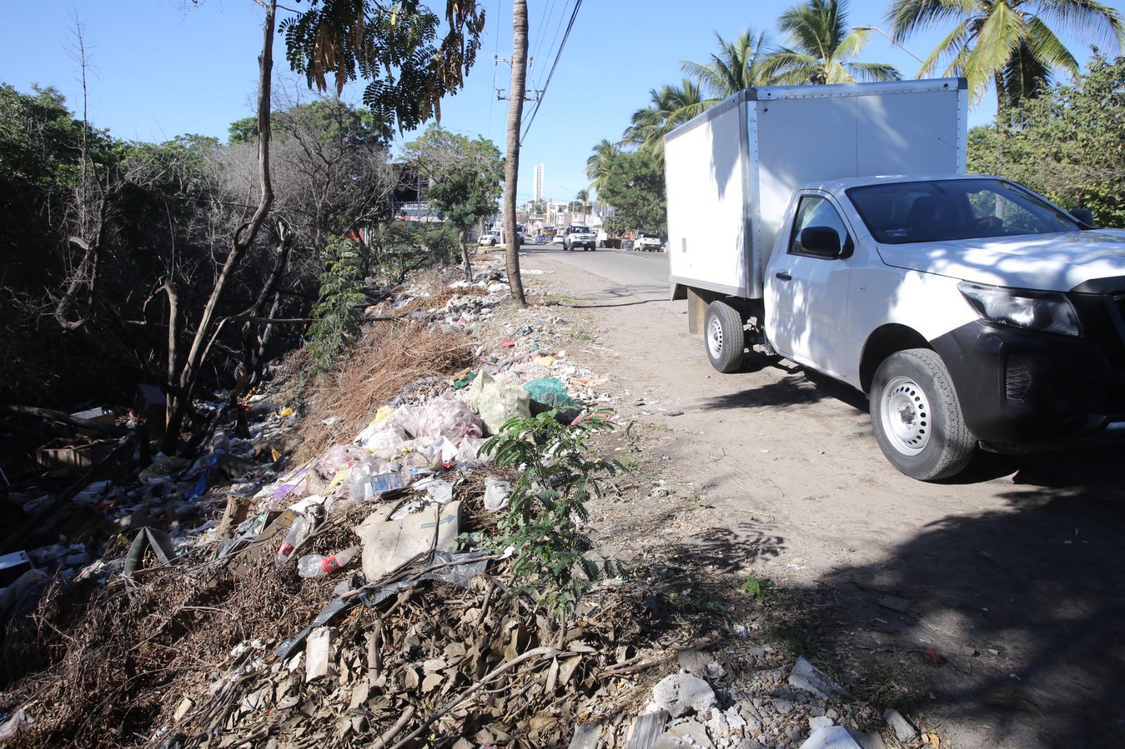 $!Continúa acumulación de basura, baches e invasión en el Estero del Infiernillo en Mazatlán