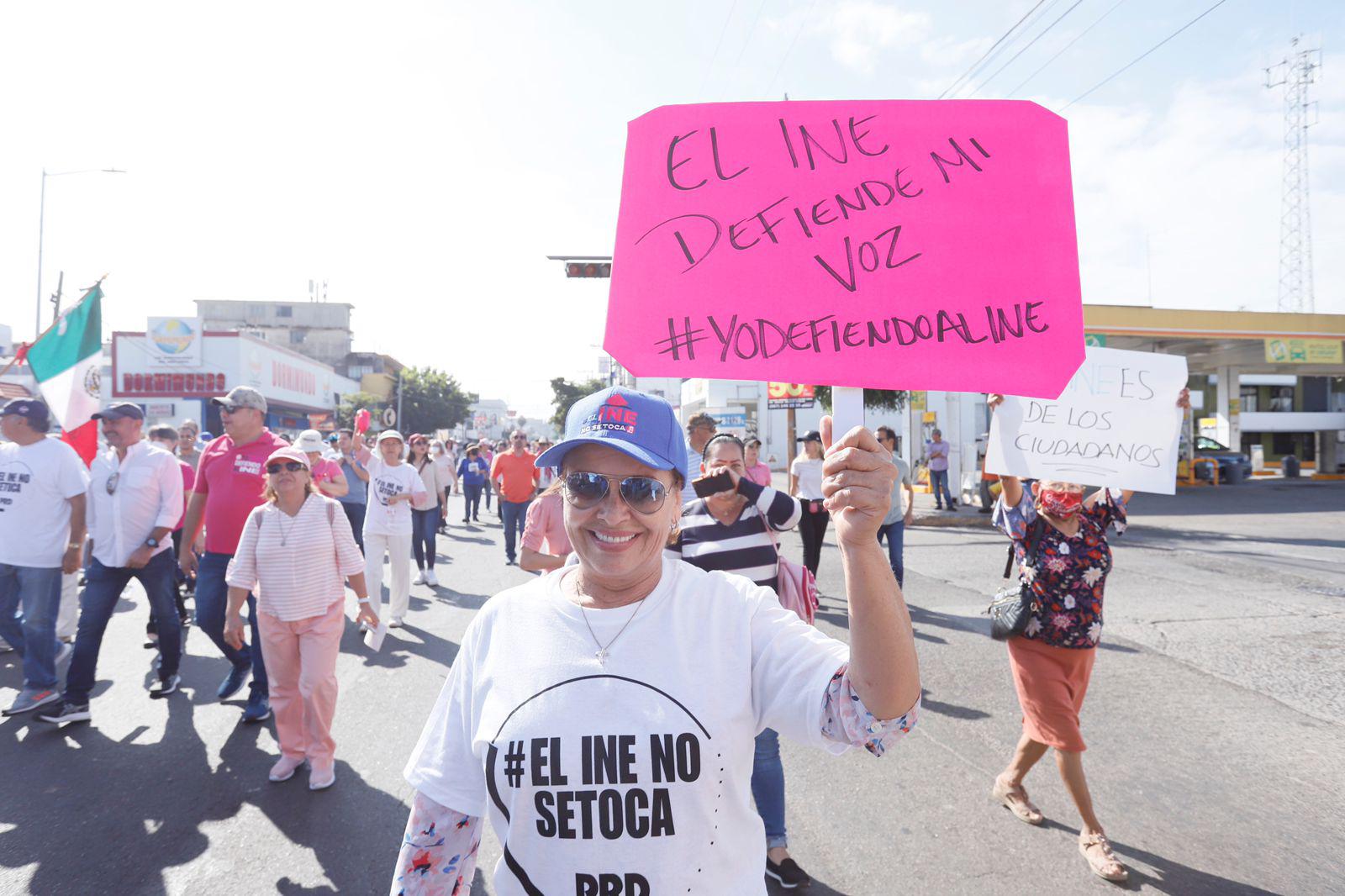 $!‘El INE no se toca’, gritaron culiacanenses en marcha de defensa del instituto