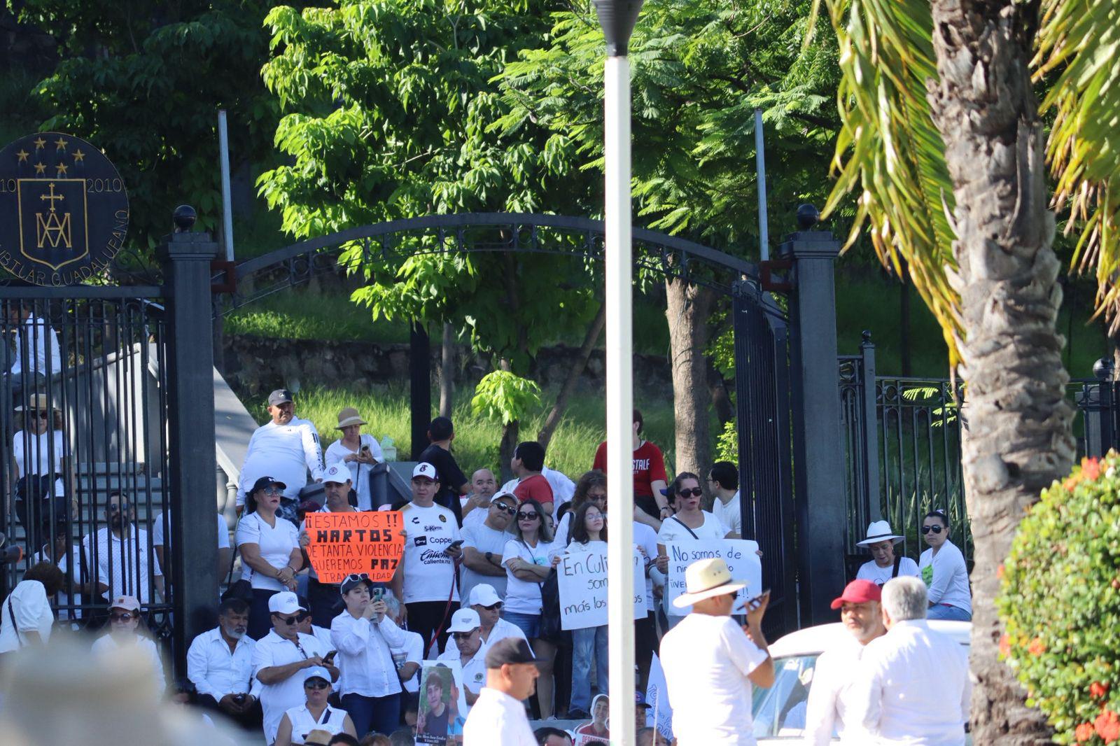 $!Ciudadanos marchan en Culiacán para exigir paz a un año de enfrentamientos criminales