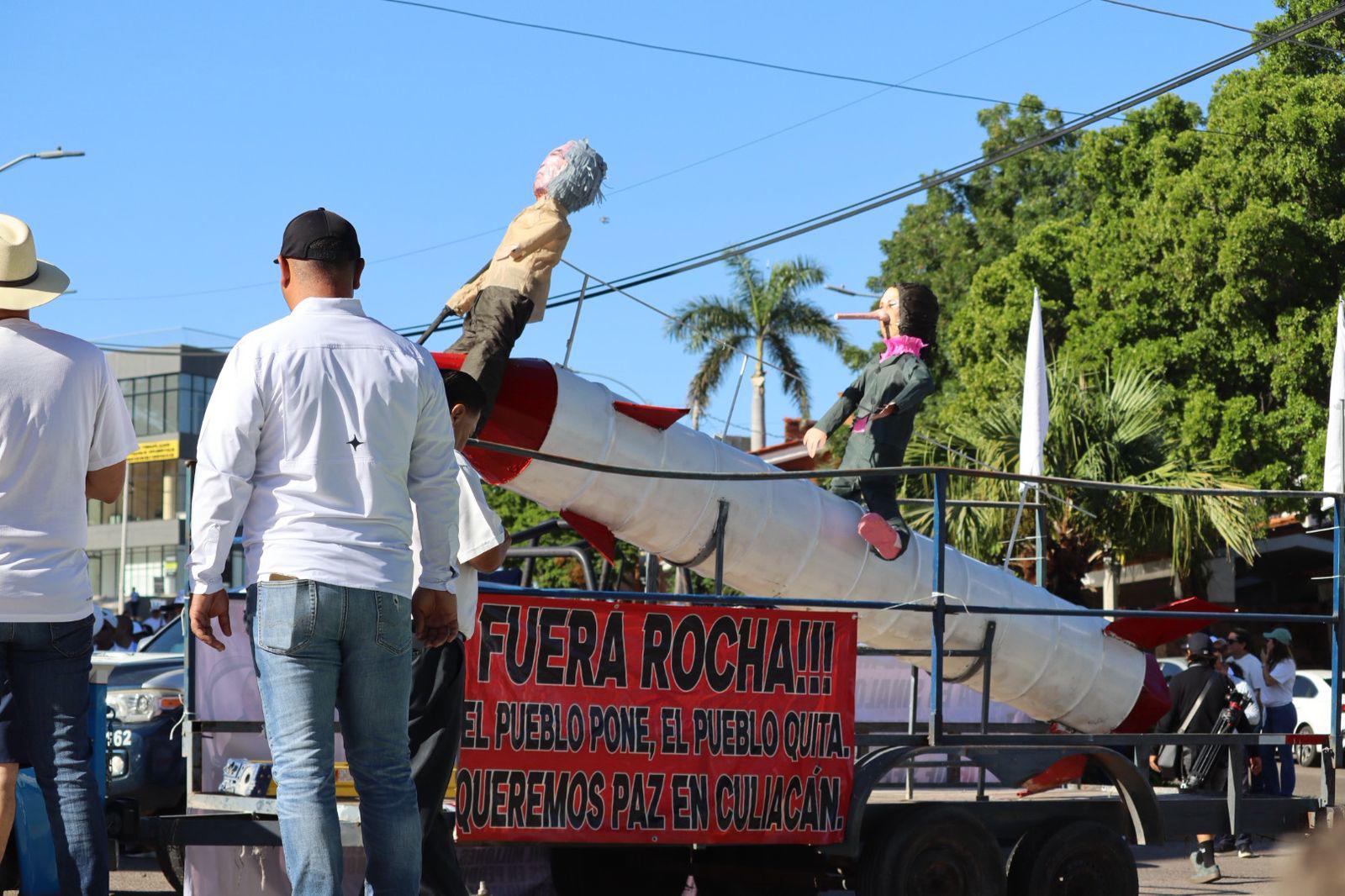 $!Ciudadanos marchan en Culiacán para exigir paz a un año de enfrentamientos criminales