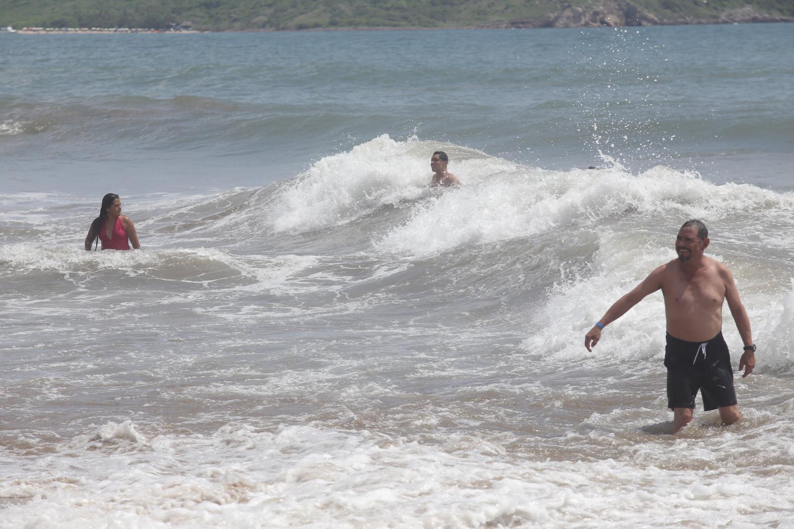 $!Reabren playas de Mazatlán pese a que cocodrilo sigue sin ser localizado