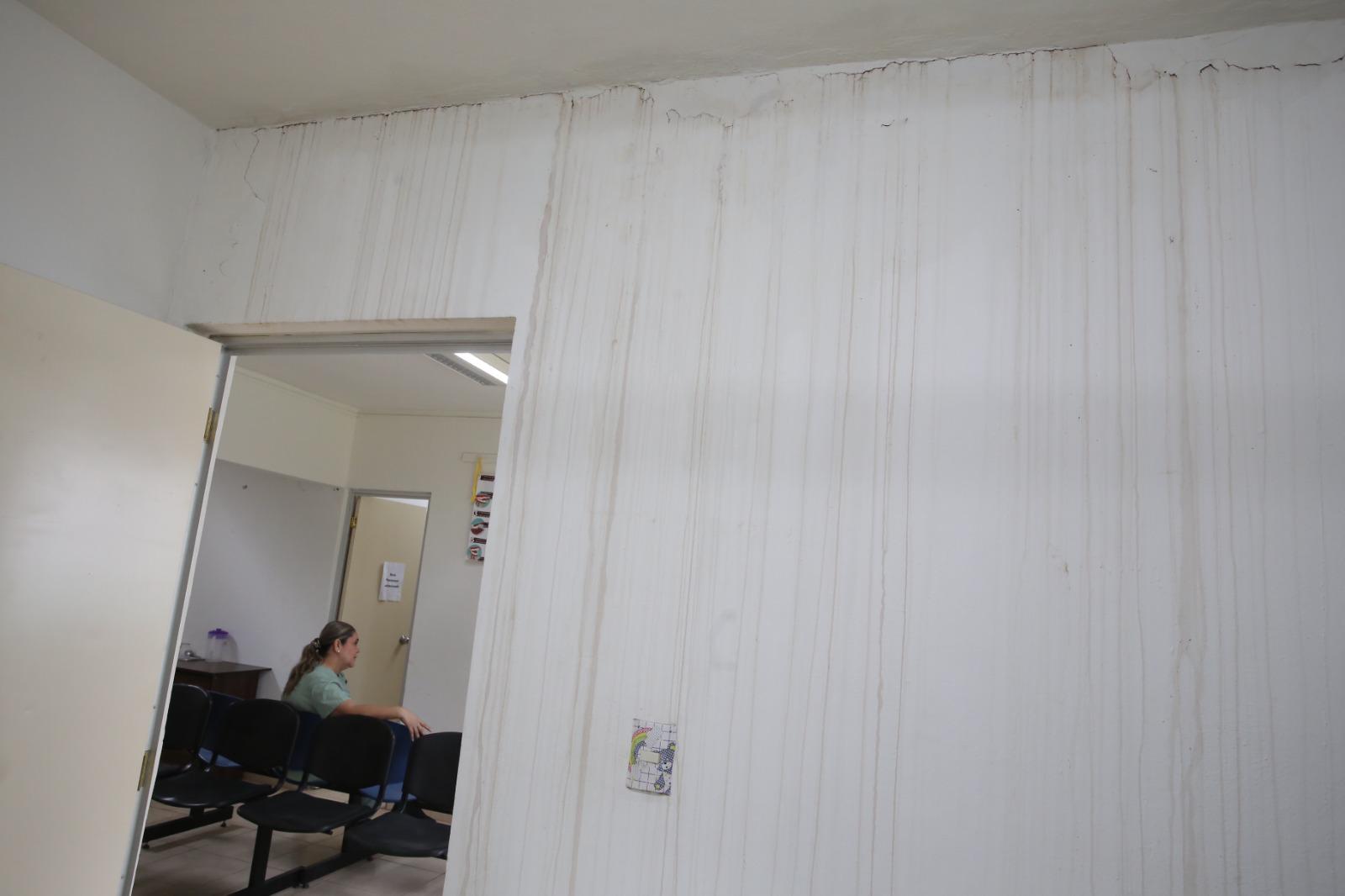 $!Impermeabilizaron pero ahora en Clínica del IMSS Bienestar en Mazatlán les entra más agua