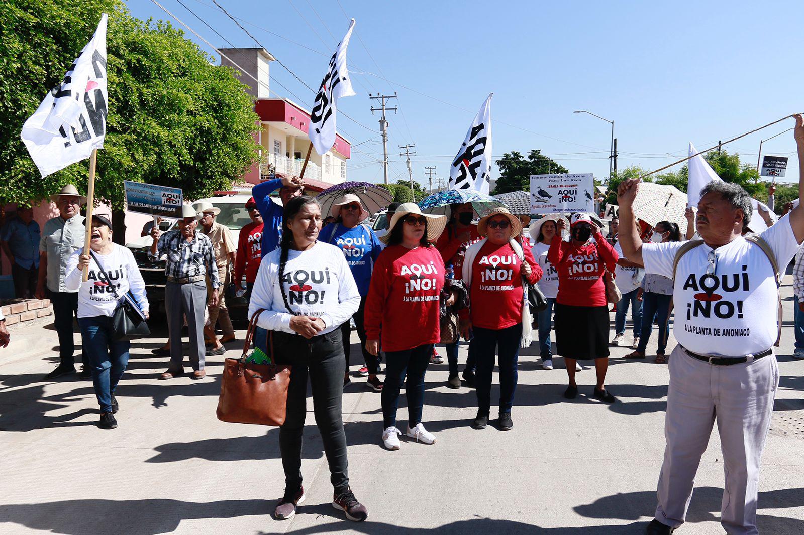$!Protestan contra la planta de amoniaco de Topolobampo en visita presidencial en Guamúchil