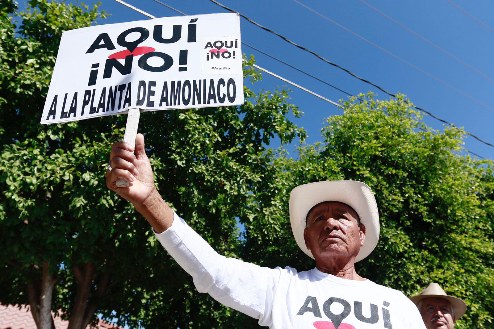 $!Protestan contra la planta de amoniaco de Topolobampo en visita presidencial en Guamúchil