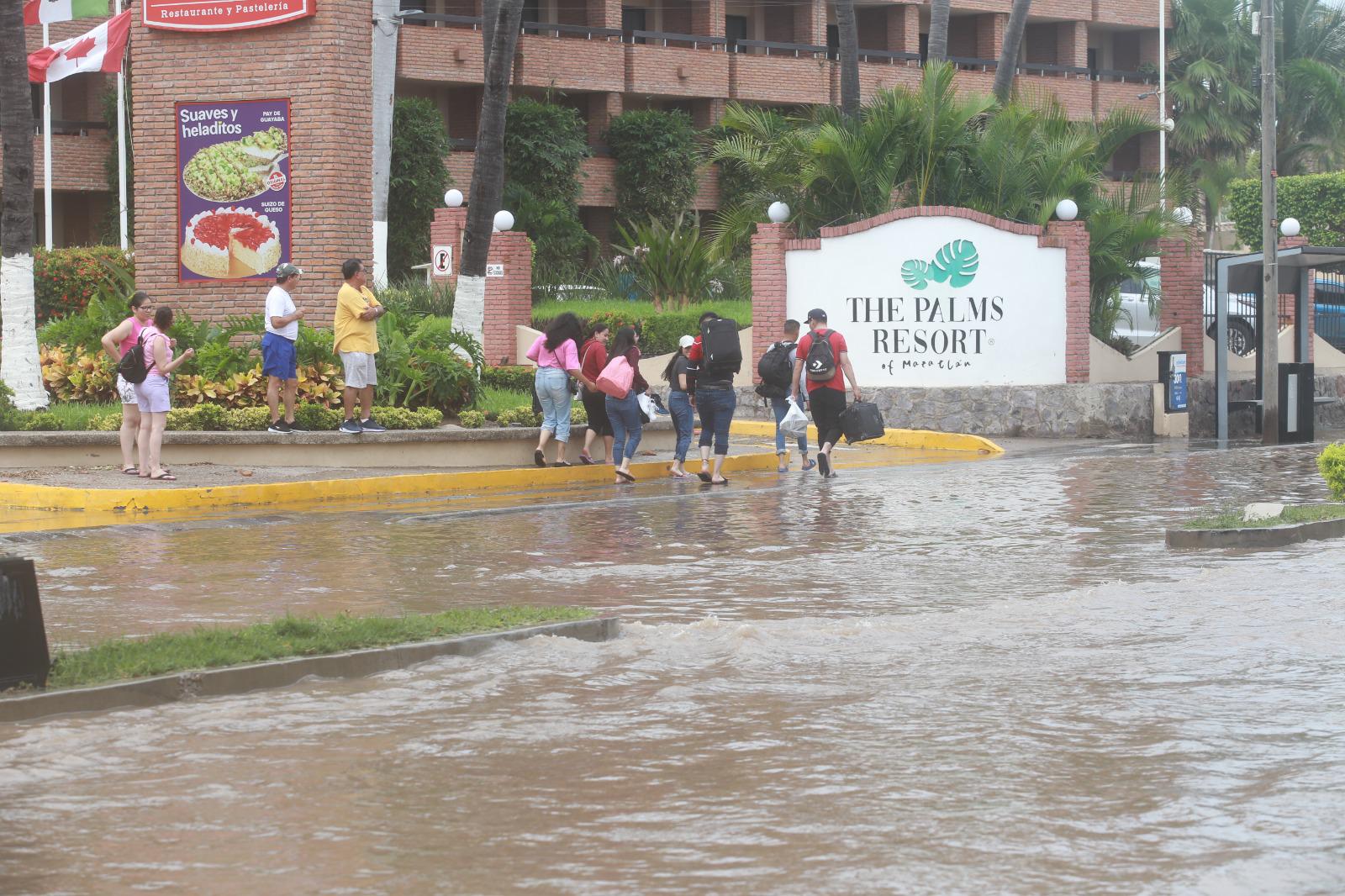 $!Bajo el agua, parte de la Zona Dorada en Mazatlán