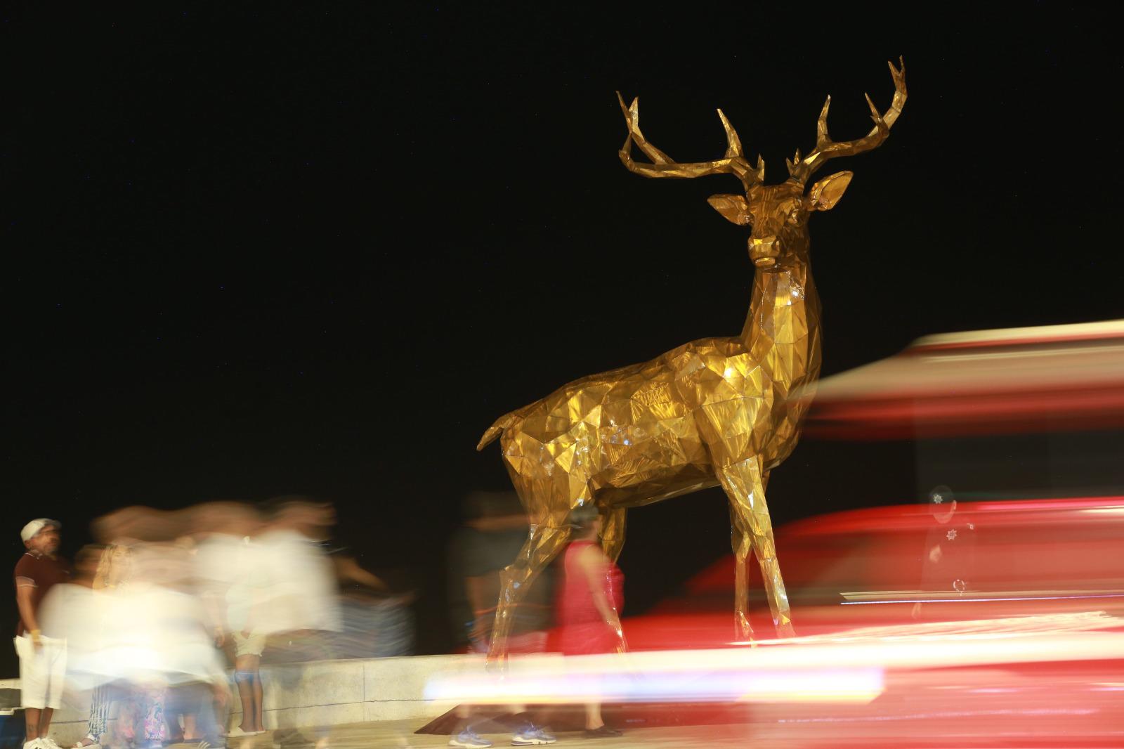 $!Luce el malecón de Mazatlán con una escultura gigante de un venado