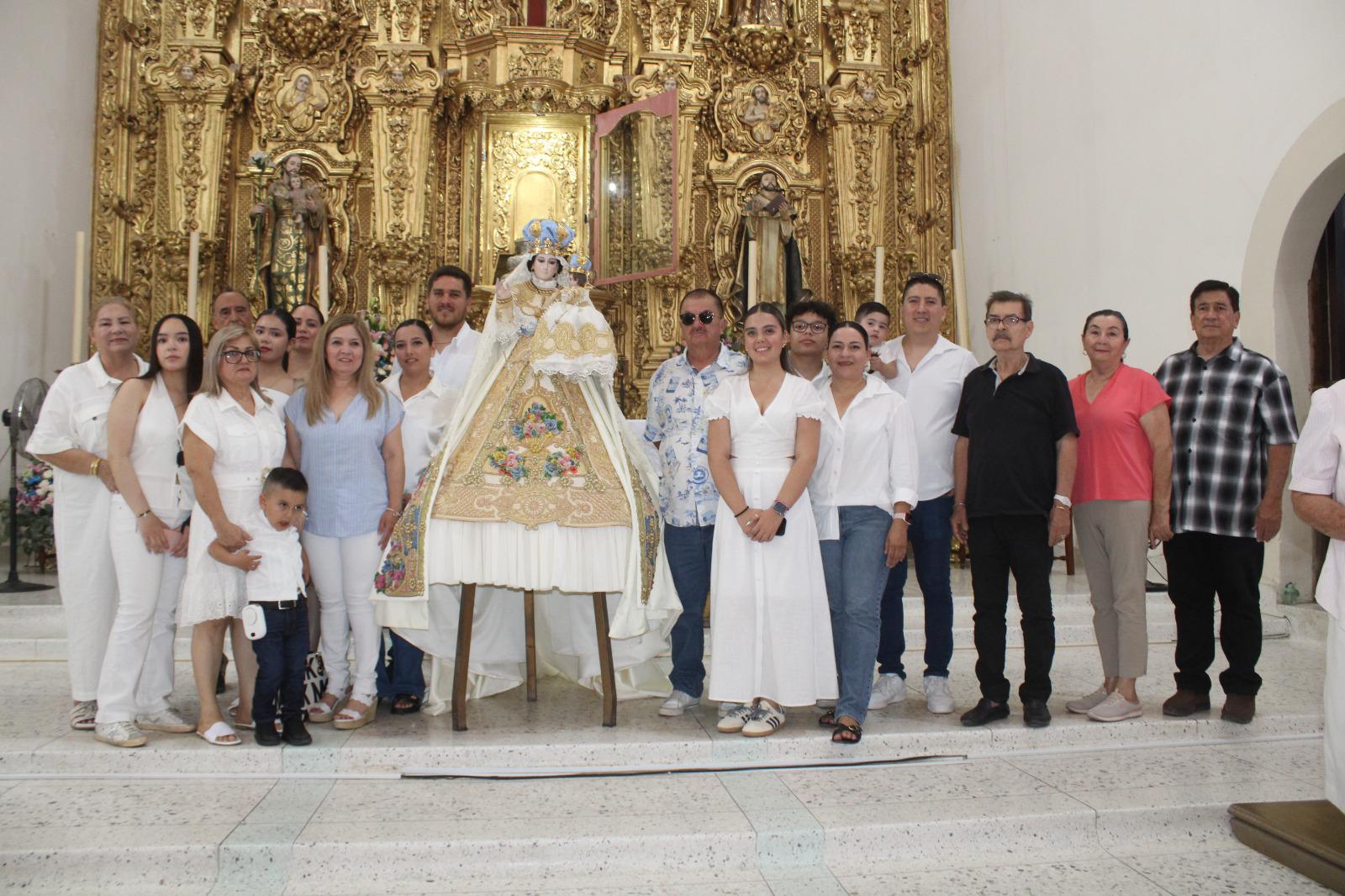 $!Evocan con vestido donado a Nuestra Señora del Rosario a la tradición infantil de ofrendar flores a la Virgen
