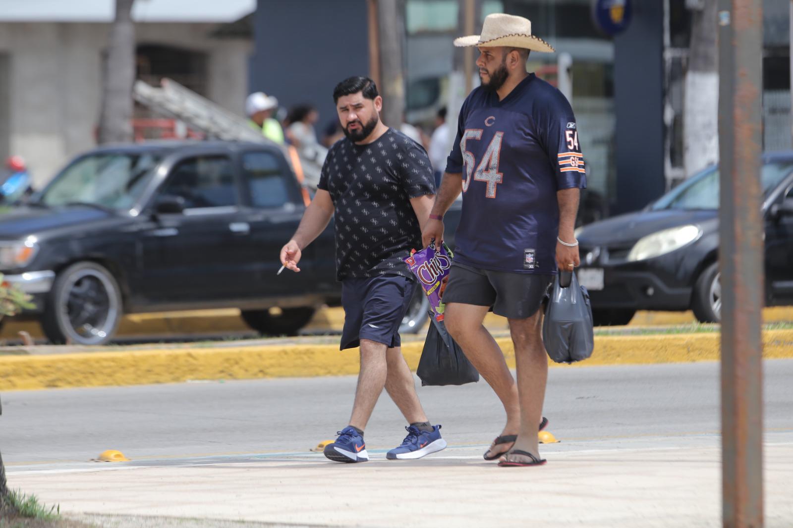 $!Playas de Mazatlán lucen con afluencia moderada este sábado de vacaciones de verano