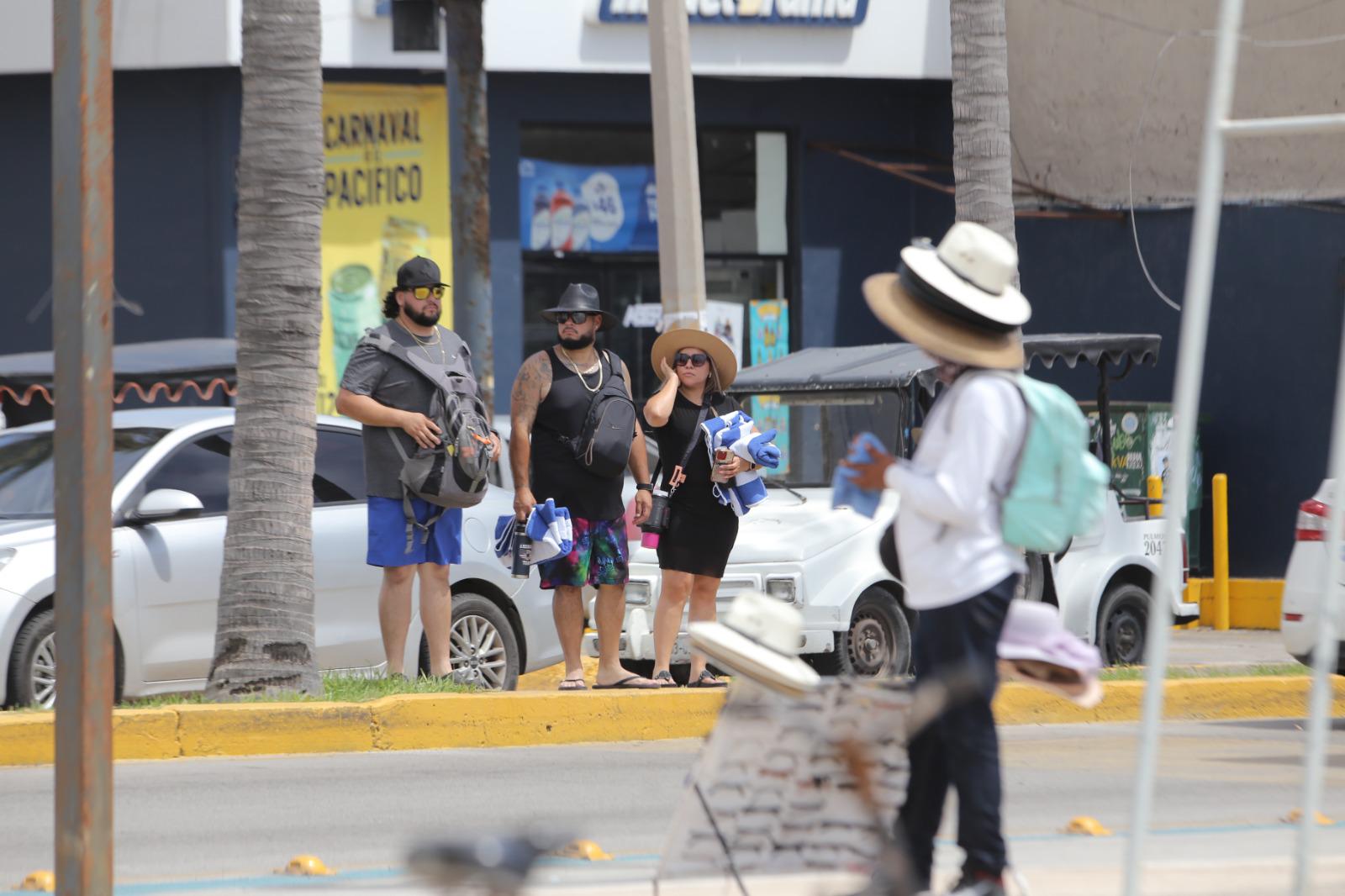 $!Playas de Mazatlán lucen con afluencia moderada este sábado de vacaciones de verano
