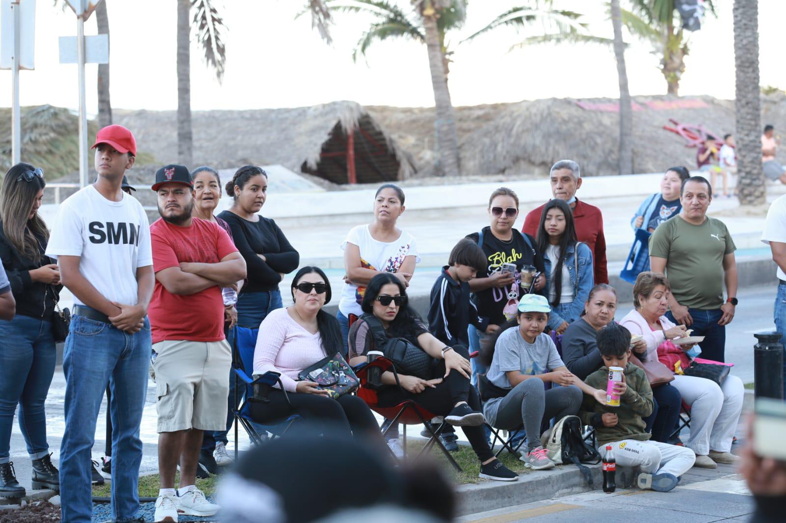 Realizan desfile de la Revolución Mexicana por el malecón de Mazatlán