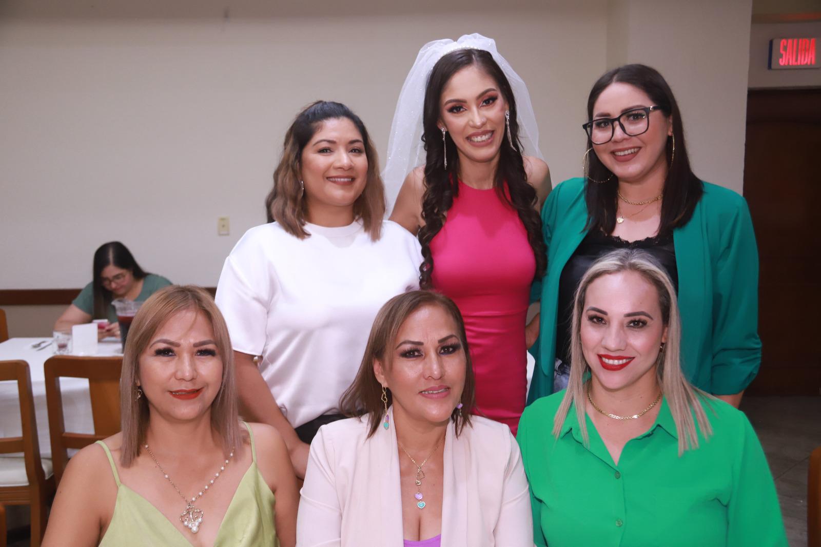 $!La futura novia entre algunas de sus amigas.