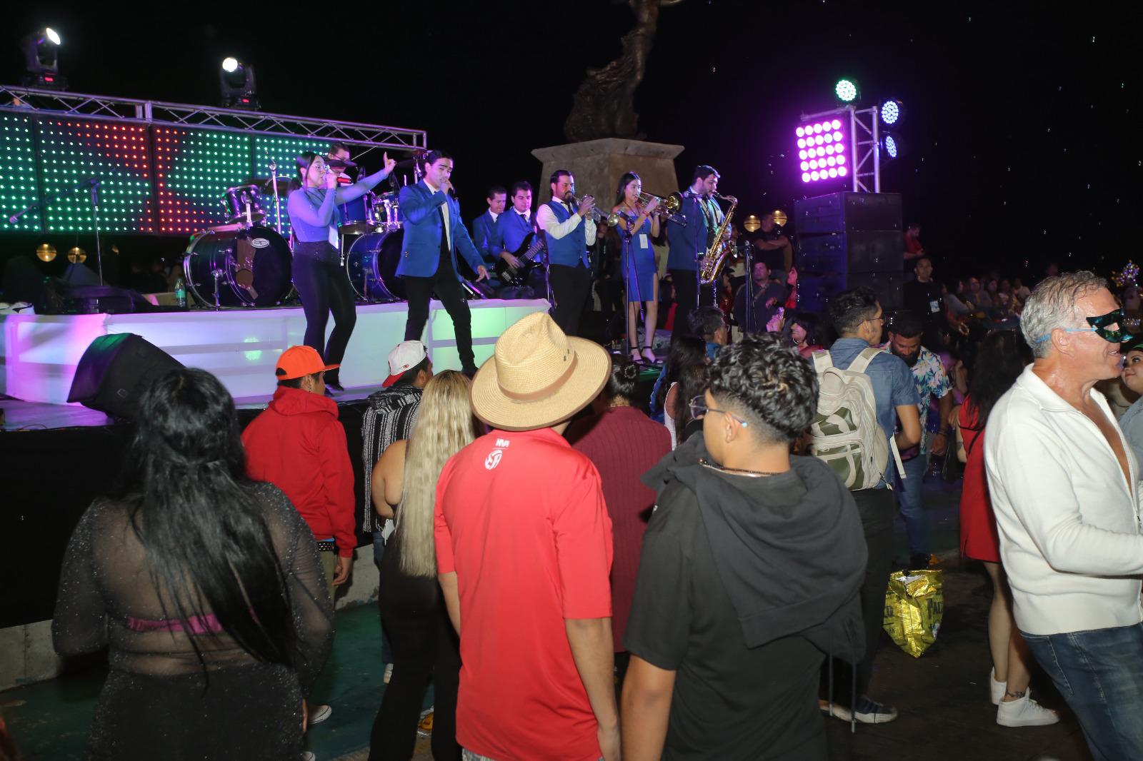 $!Combate Naval reunió cerca de 95 mil personas en Olas Altas en Mazatlán