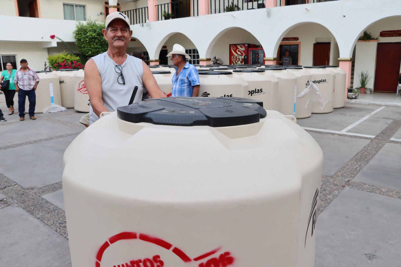 $!Entregan 58 tinacos y una cisterna a familias vulnerables de Rosario