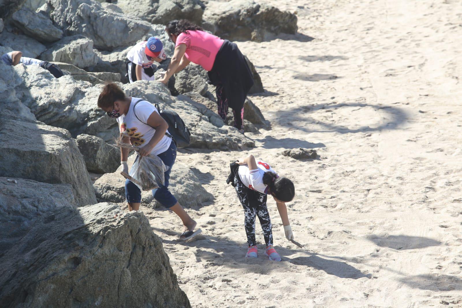$!En Mazatlán, niños con discapacidad limpian las playas de Olas Altas