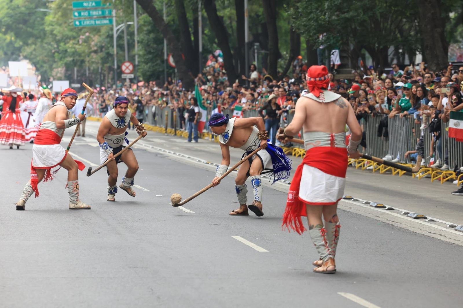 $!Entre danzas y carros alegóricos: turistas y aficionados ven el Desfile Mundialista sobre Paseo de la Reforma