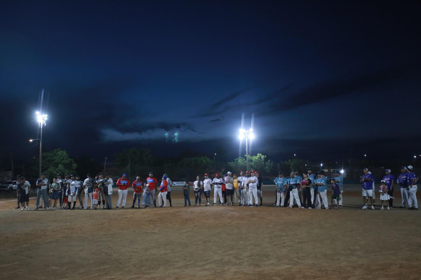 $!Liga de Beisbol Meseros al Bat inaugura temporada 14 con homenaje a ‘El Maca’ Ramos