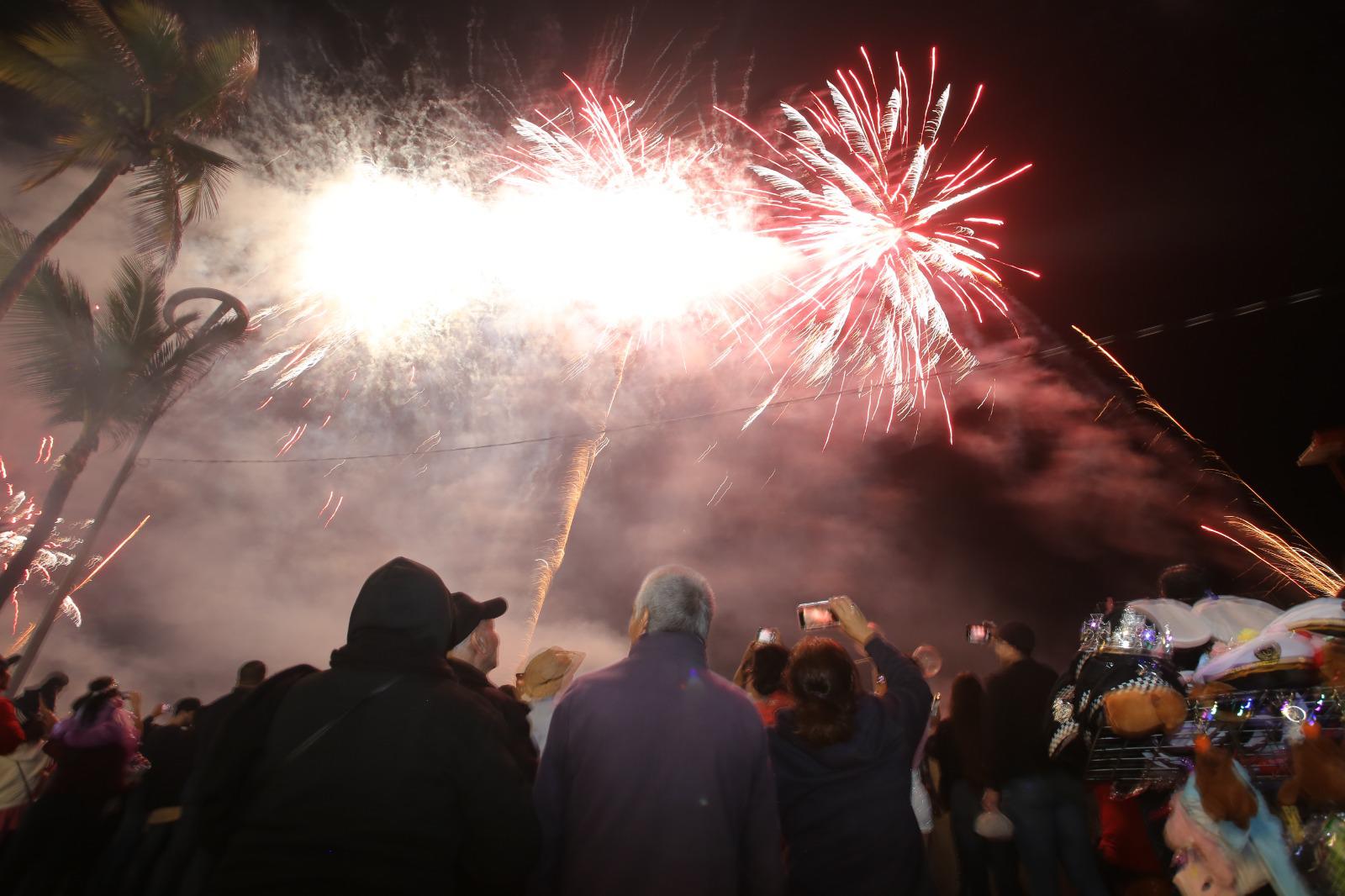 $!Combate Naval reunió cerca de 95 mil personas en Olas Altas en Mazatlán