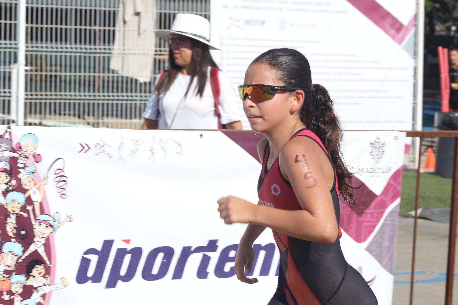 $!‘Perrón’ Zazueta y Victoria Medina dominan el Acuatlón Alberca Olímpica