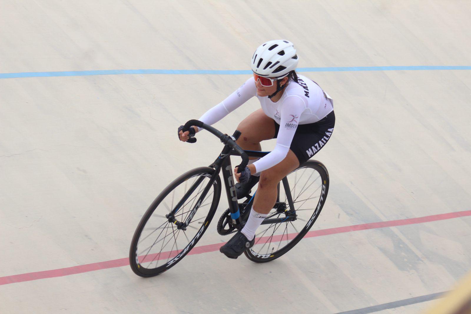 $!Alejandro Velarde y Diana Álvarez obtienen preseas para Mazatlán en ciclismo