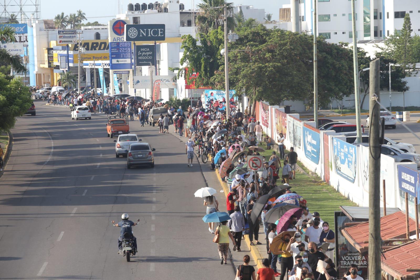 $!Se descontrola jornada de vacunación para rezagados en Mazatlán y cientos se aglomeran