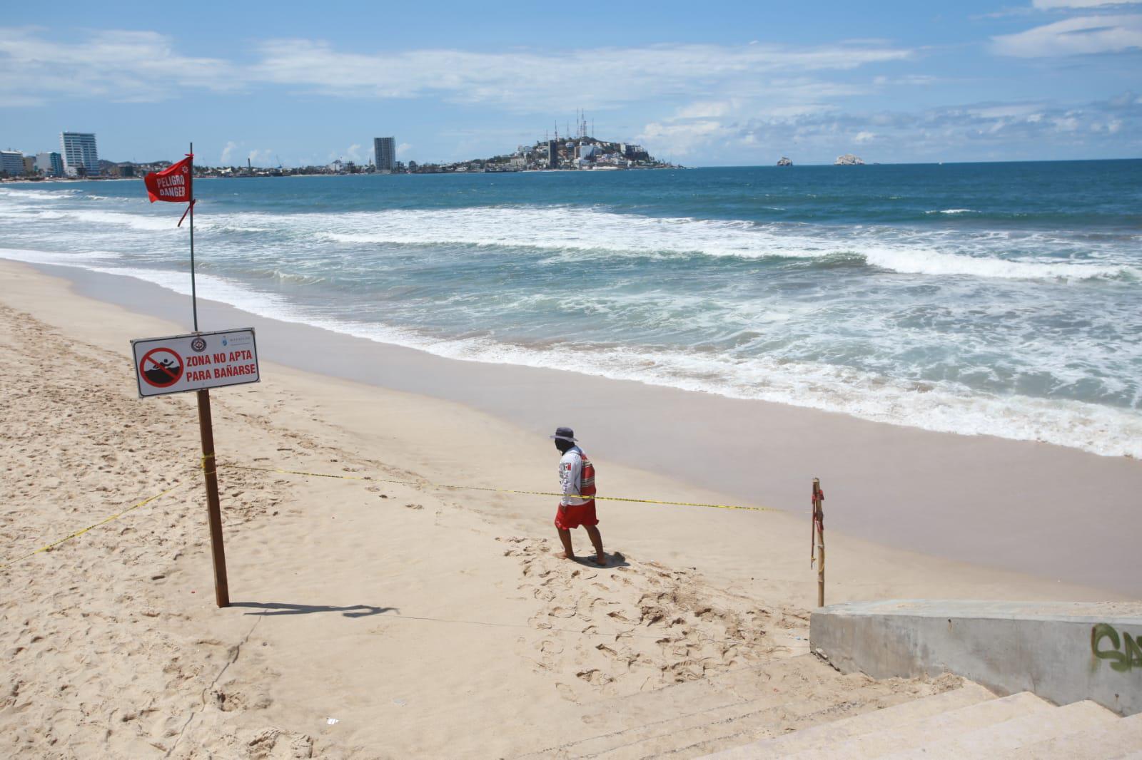 $!Después de la tormenta, bañistas regresan a las playas de Mazatlán