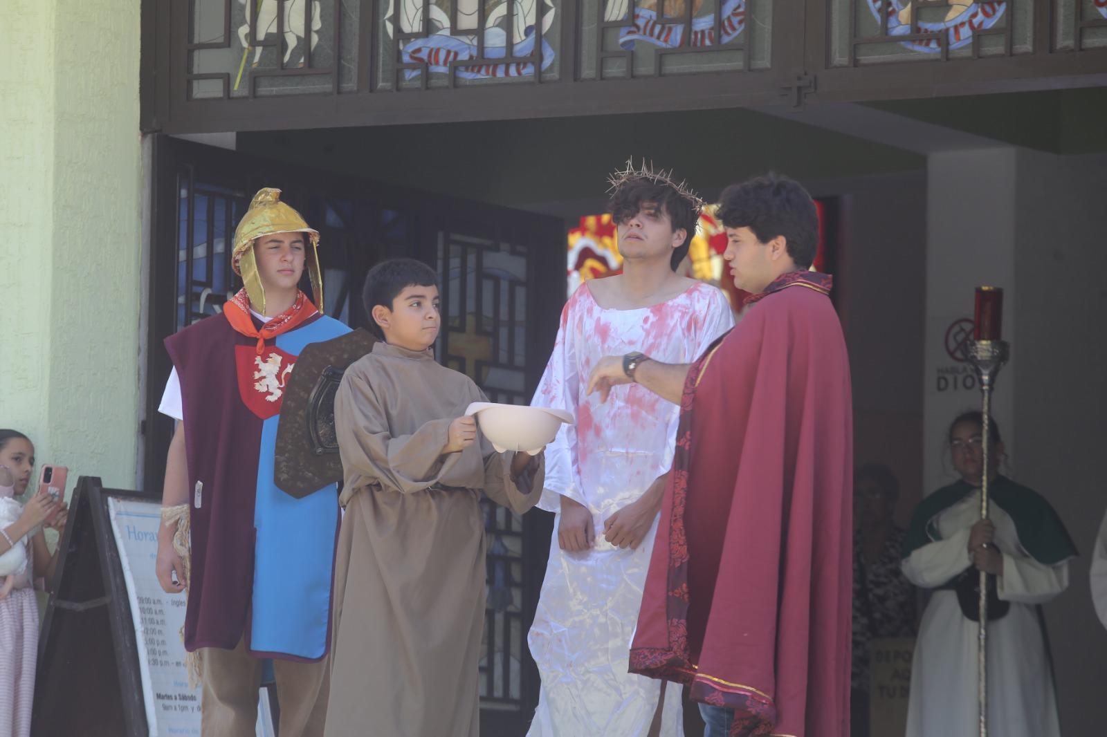 $!El momento en que Pilato se lava las manos fue recreado como símbolo de la condena de Jesucristo.