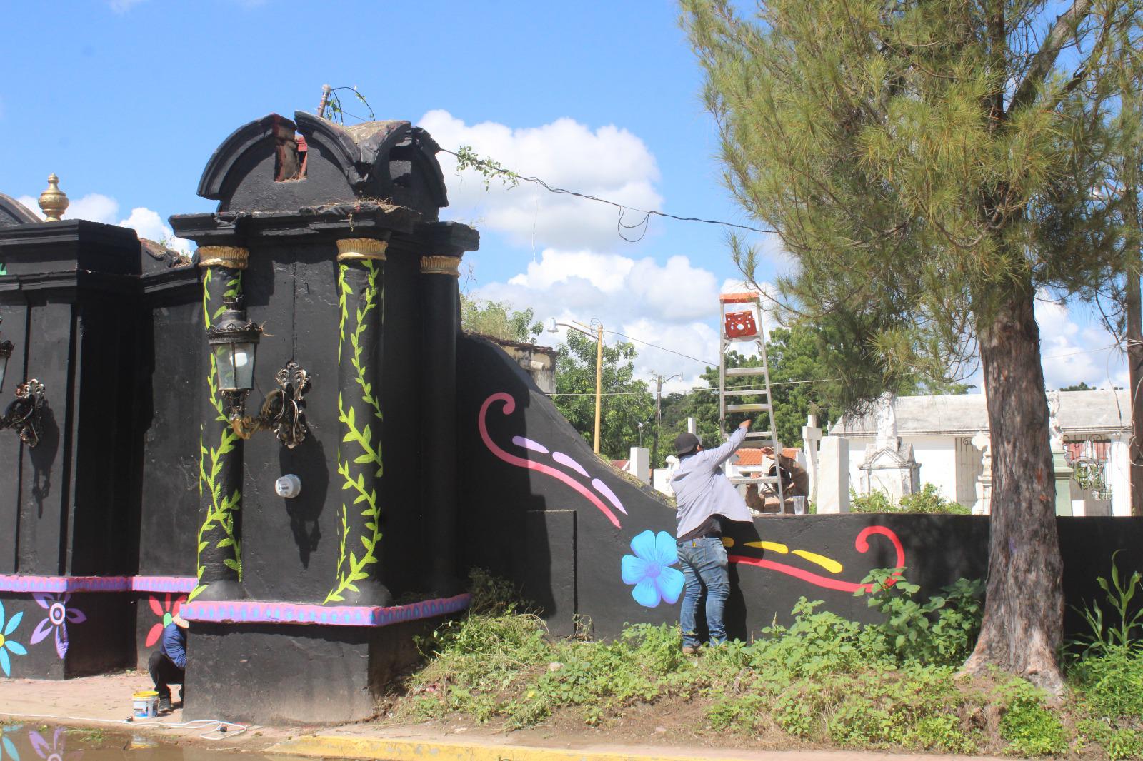 $!Renuevan fachada del panteón San Juan en El Rosario con motivos de Día de Muertos