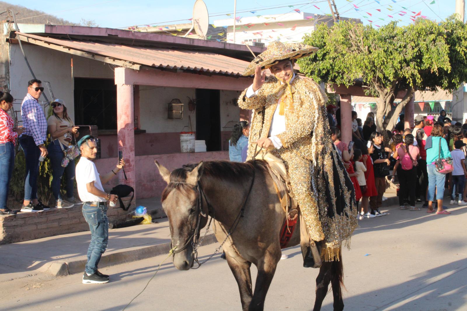 $!Disfrutan familias desfile de las tradicionales fiestas de marzo en Aguaverde, en Rosario