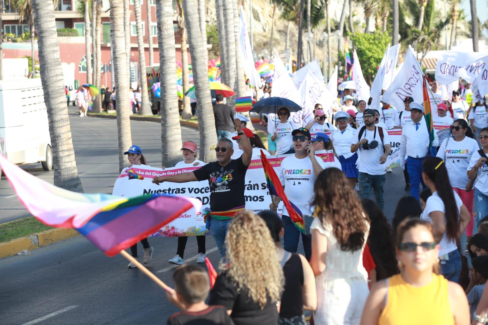 $!Se llena de color el malecón de Mazatlán con marcha de la comunidad LGTB+