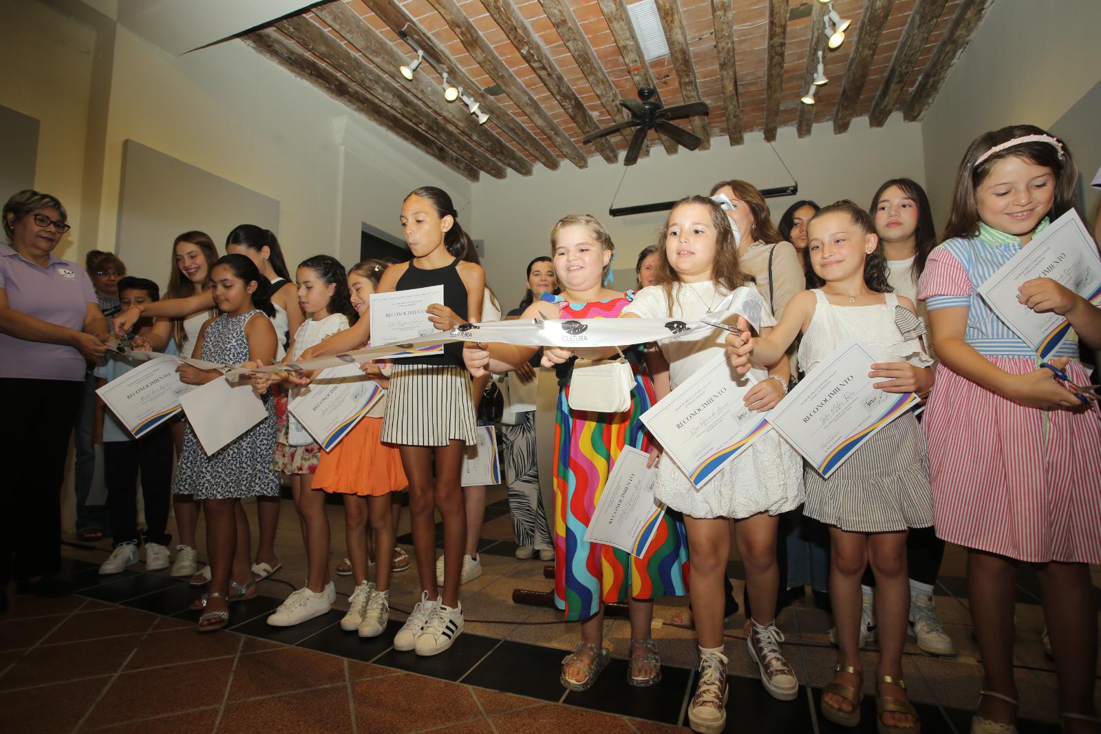 $!Los pequeños artistas al momento del corte del listón inaugural.