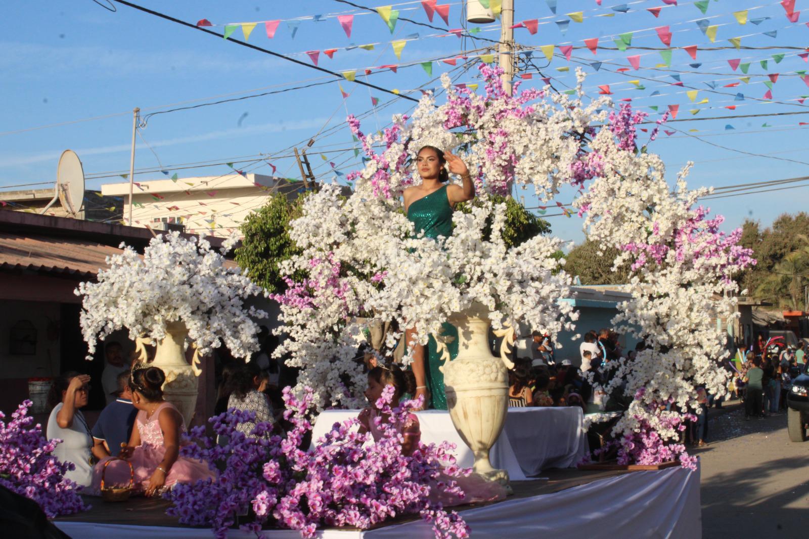 $!Disfrutan familias desfile de las tradicionales fiestas de marzo en Aguaverde, en Rosario