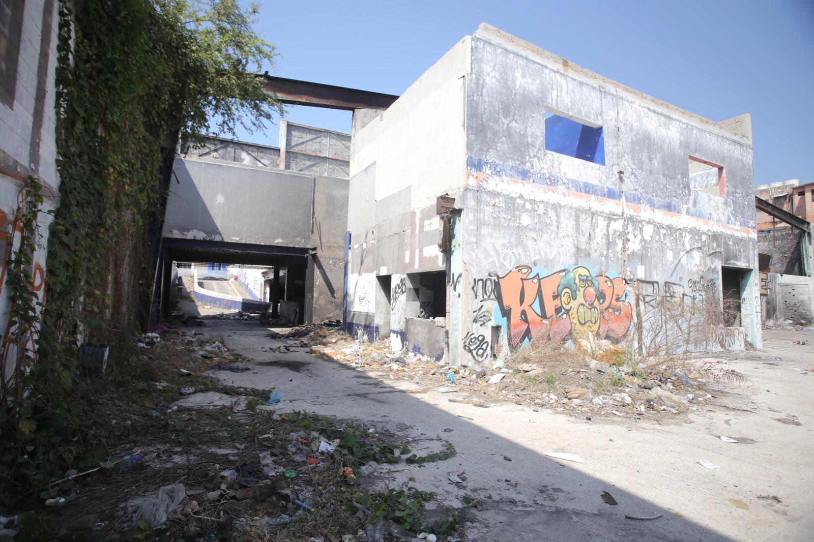 $!Abandono, basura y malos olores se apoderan de las viejas instalaciones de la tienda del ISSSTE