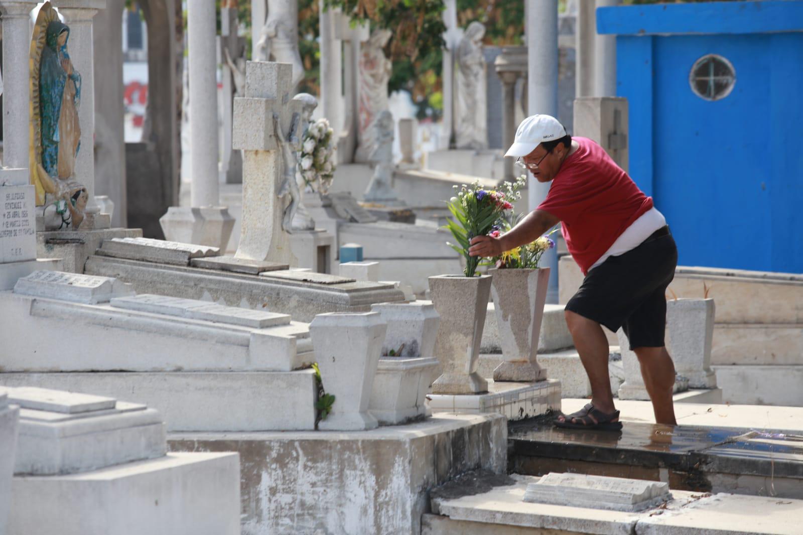 $!Recuerdan a los padres en su día en los panteones de Mazatlán