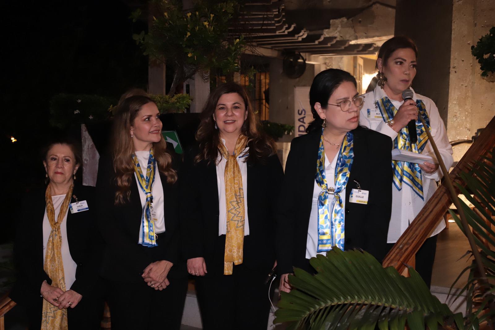 $!Elizabeth Peraza, coordinadora de la Junta Nacional Anspac Mazatlán 2025, bendijo esa noche los sagrados alimentos.