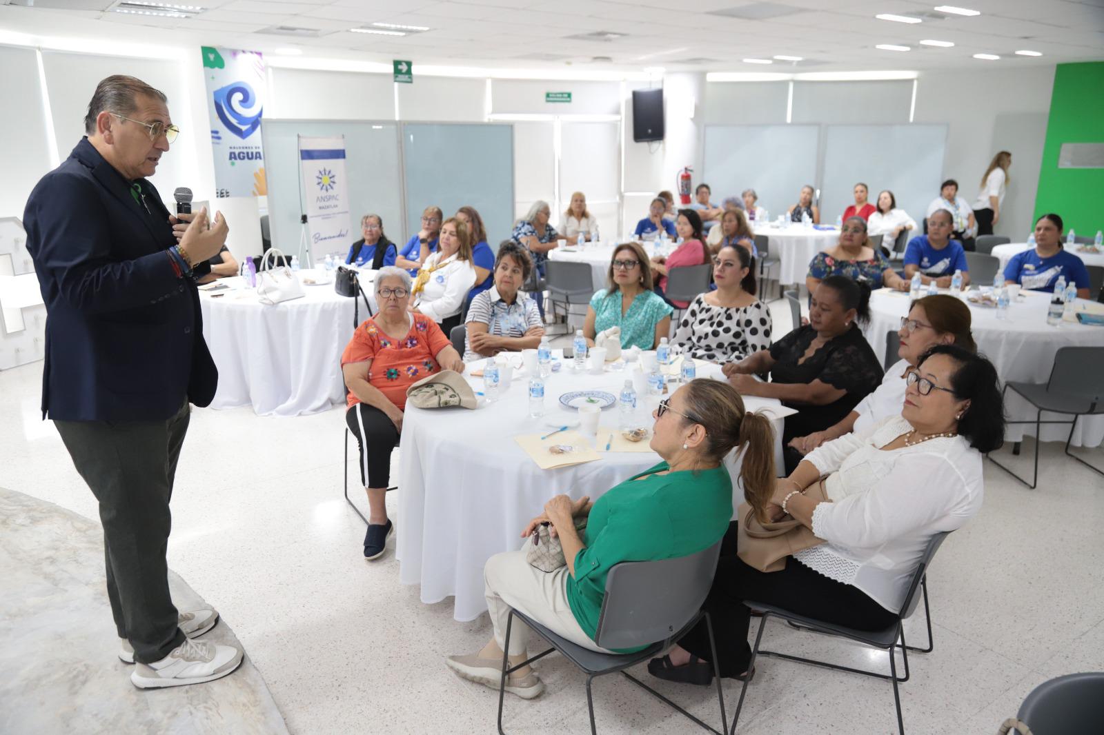 $!Óscar García en plena conferencia.