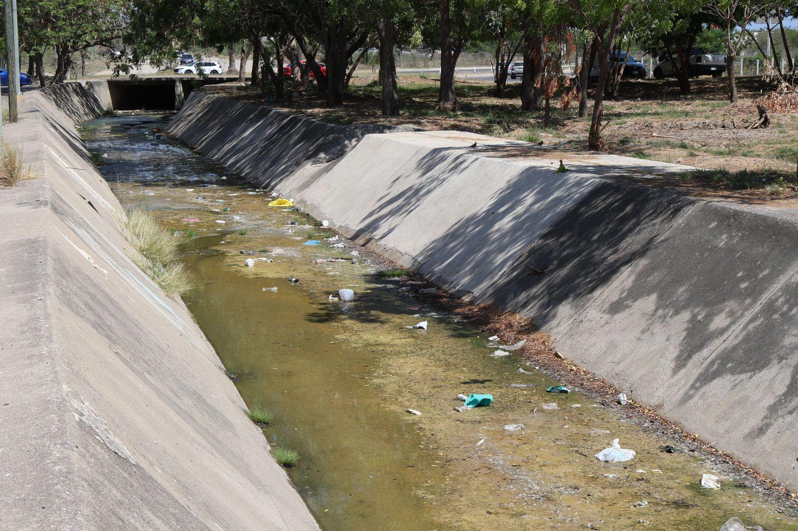 $!Basura y agua estancada afectan al Arroyo Jabalines y canales de Mazatlán