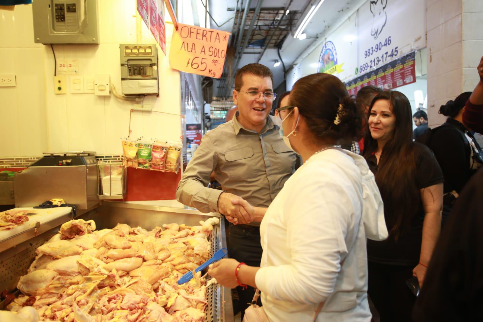 $!Alcalde de Mazatlán realiza visita al tianguis de la Juárez