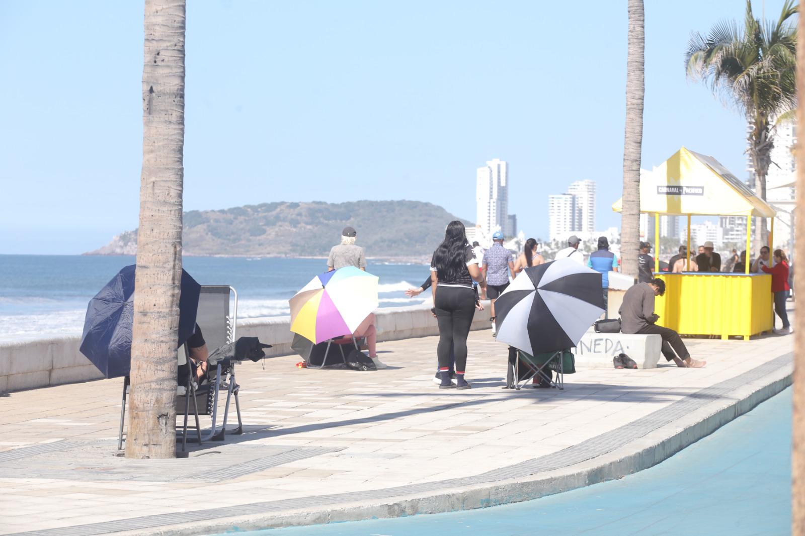 $!Aumentan personas que apartan su lugar en el malecón para el primer desfile del Carnaval