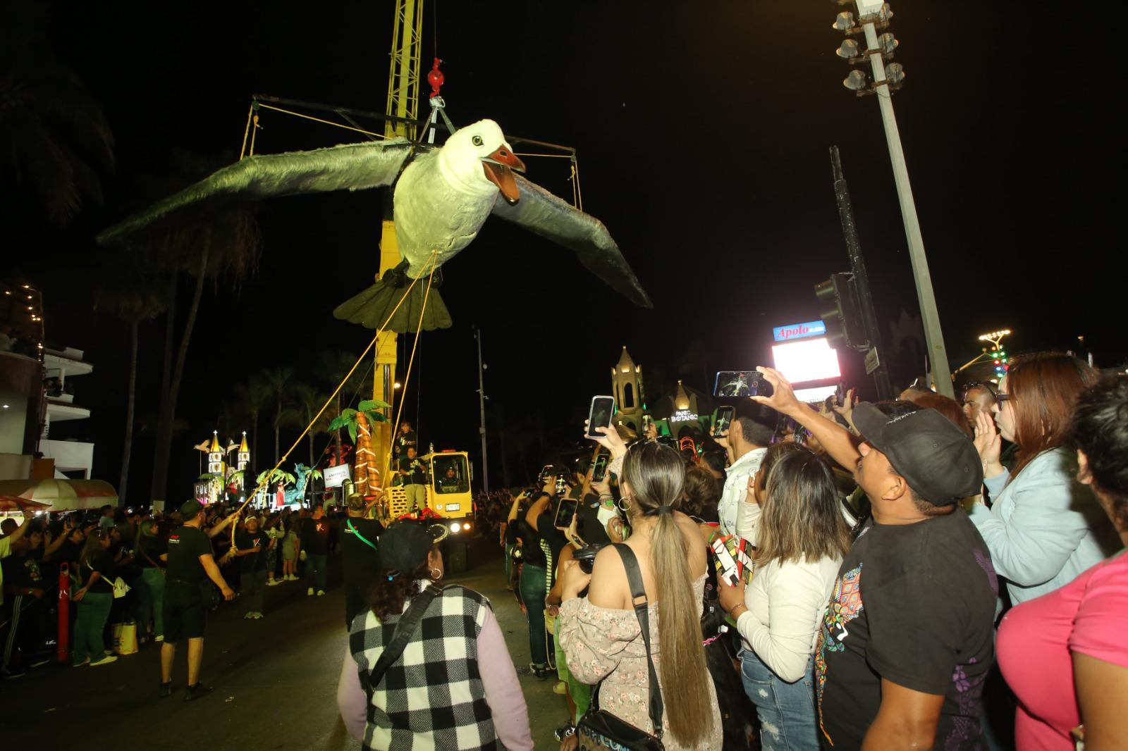 $!Disfrutan miles de personas el cierre del primer desfile del Carnaval de Mazatlán