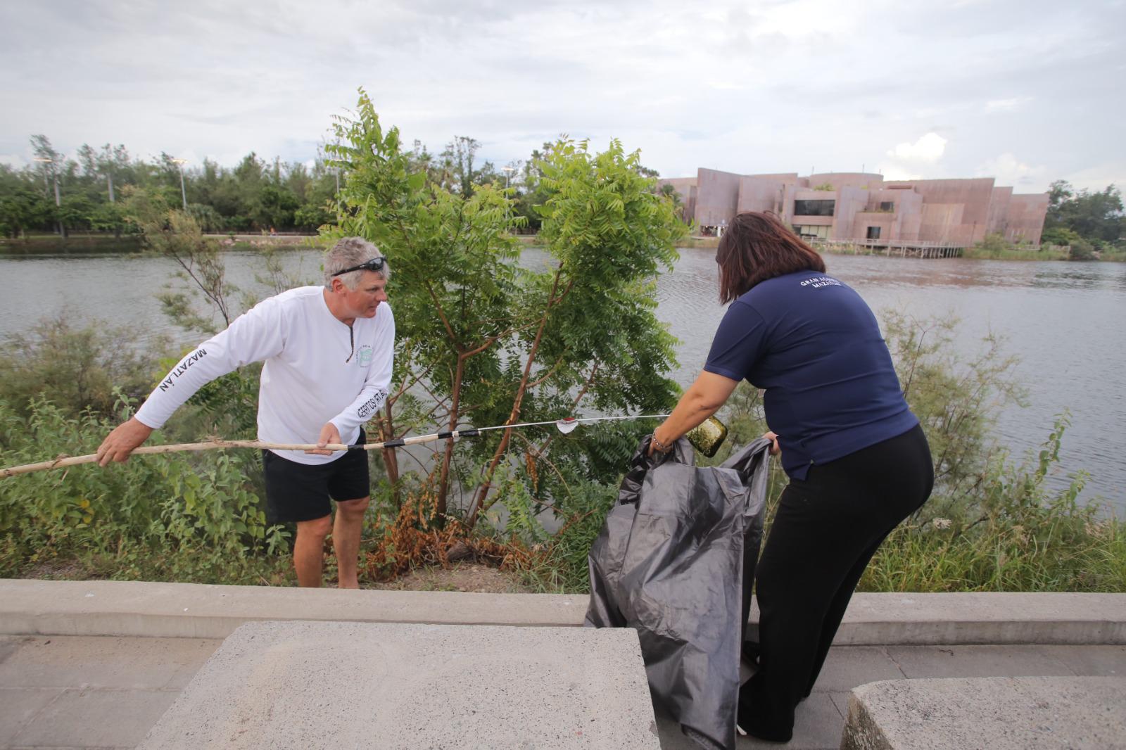 $!Realizan limpieza y dan un respiro a la Laguna del Camarón en Mazatlán