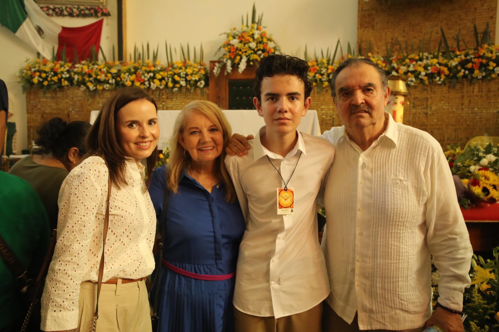 $!Alejandro Mercado entre Melissa García, Trini de Mercado y Arturo Mercado.