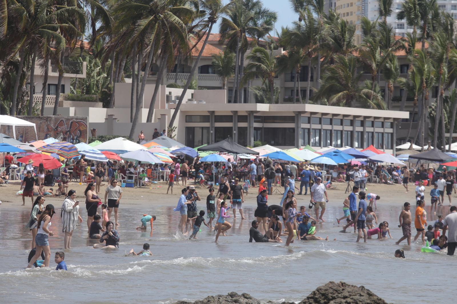 $!Playas de Mazatlán lucen abarrotadas en el Sábado de Gloria