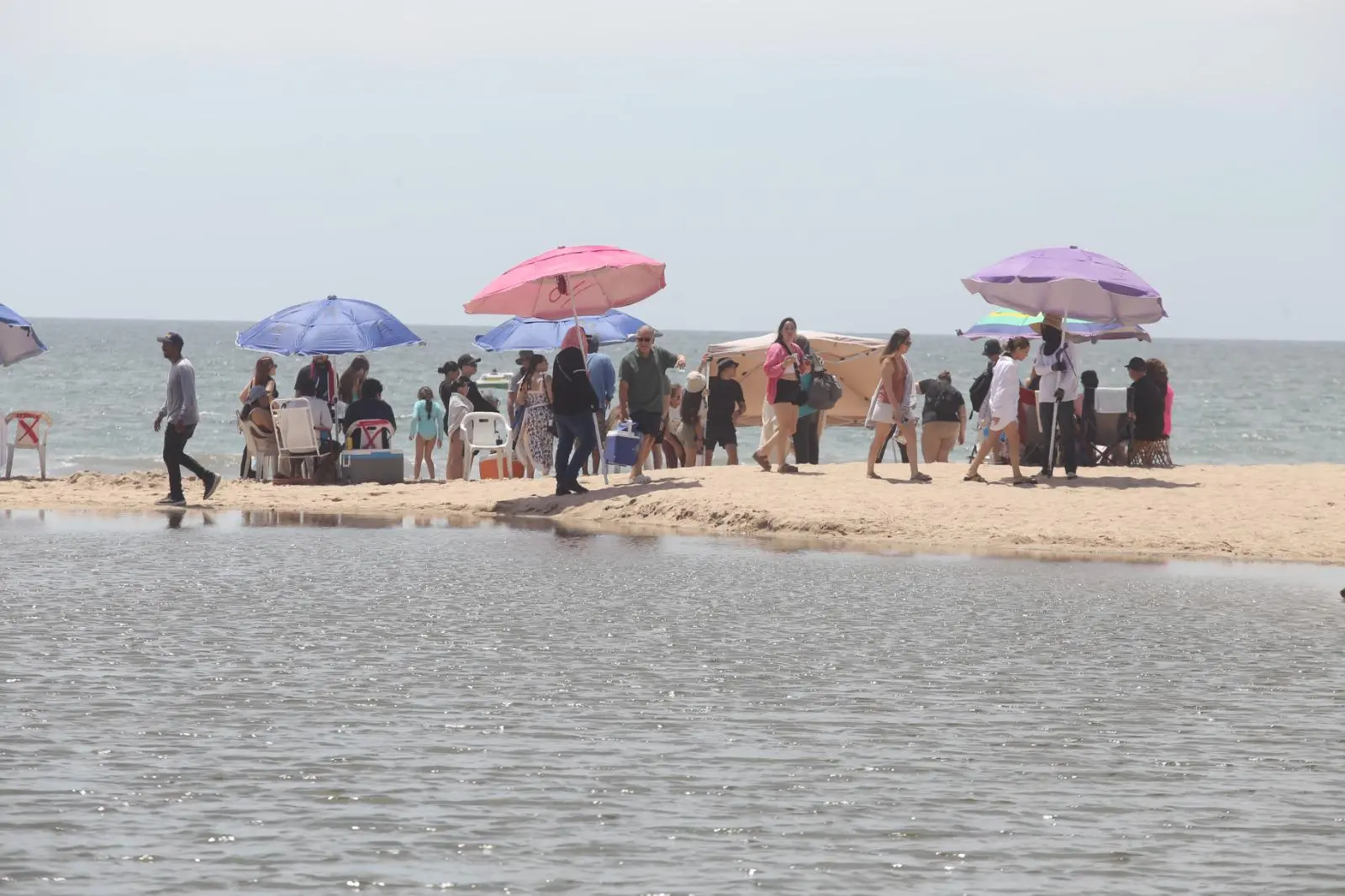 $!Playas de Mazatlán lucen abarrotadas en el Sábado de Gloria