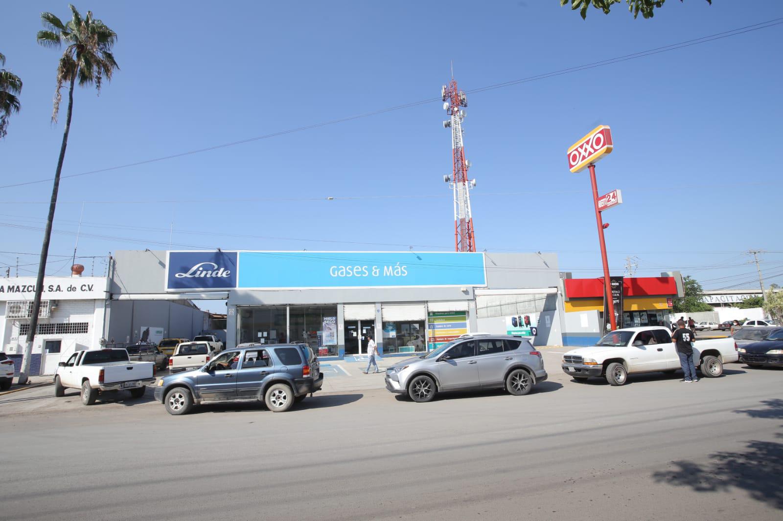 $!Familiares de pacientes con Covid-19 hacen hasta lo imposible por una ‘bocanada’ de oxígeno